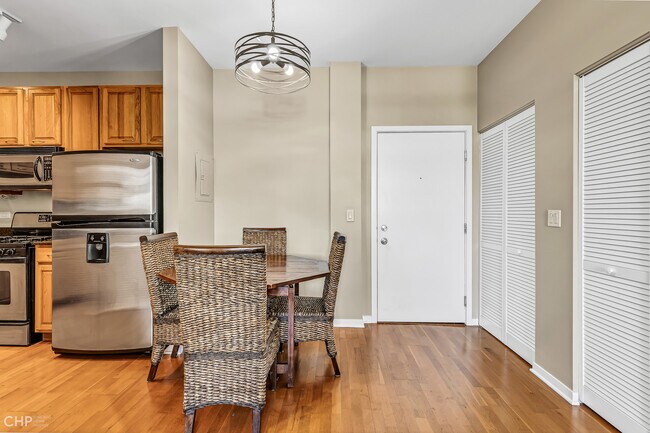 Foto del edificio - 2951 N Clybourn Ave