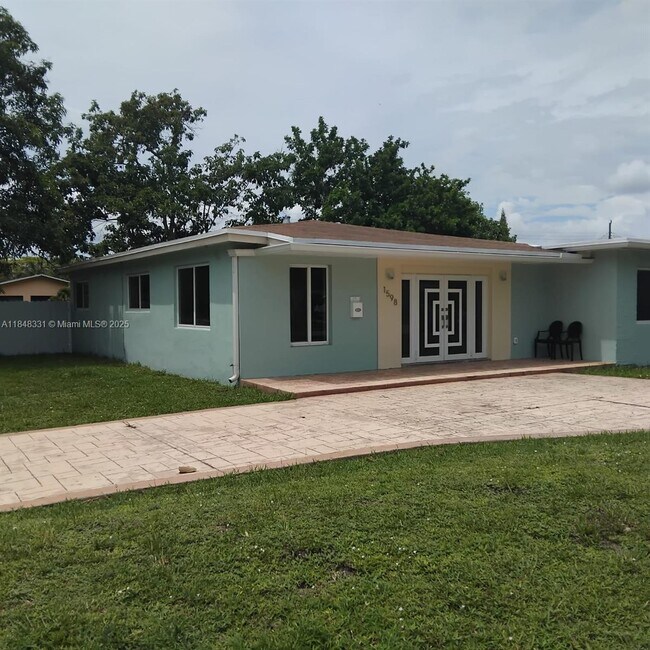Foto del edificio - 1598 NE 174th St