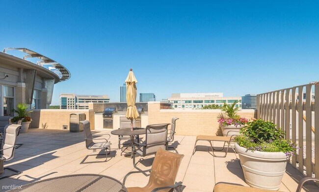 Foto del edificio - 11800 Sunset Hills Rd