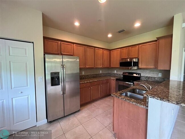 Building Photo - 12453 Emerald Creek Manor
