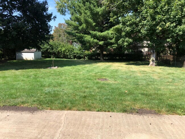 Building Photo - 1240 Crestview Dr