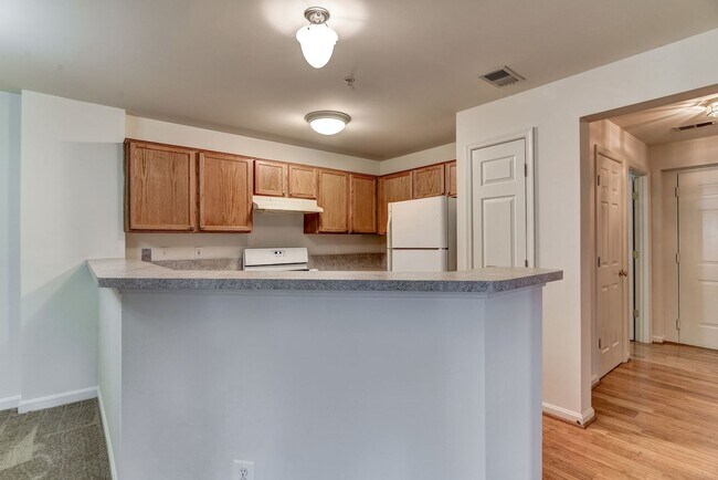 Foto del edificio - 3 Bed 2 Bath - Germantown Condo - Washer/Dryer In Unit