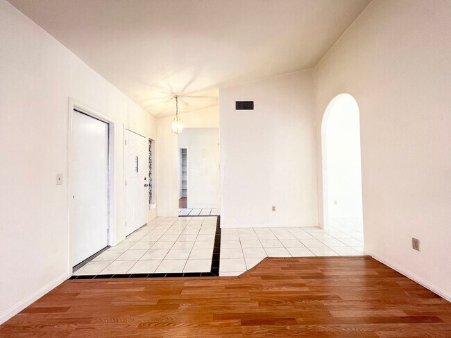 Building Photo - Very nice single-family