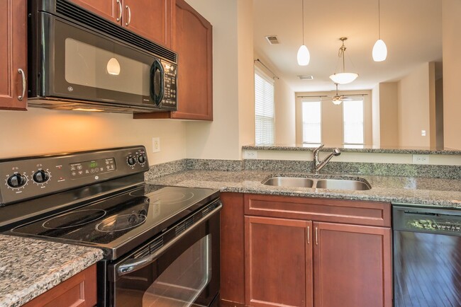 Building Photo - Beautiful 2 bedroom townhome in Matthews