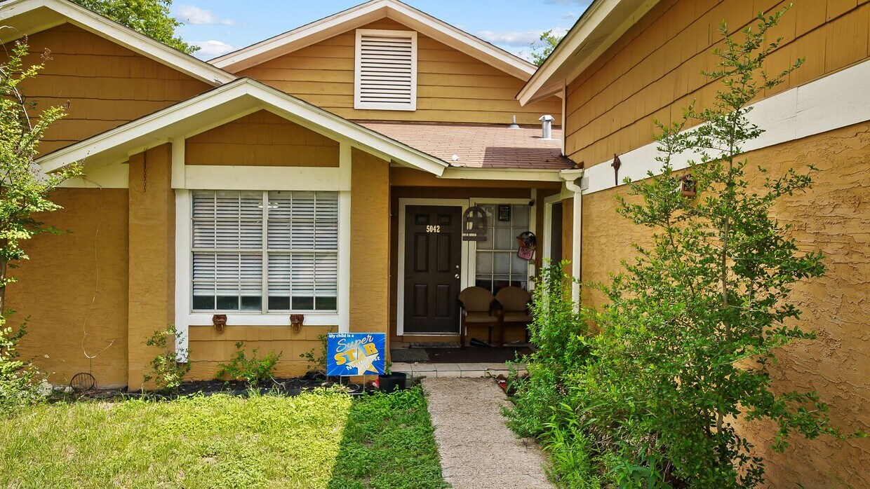 Primary Photo - 3 Bedroom/2 Bath El Chapparal Subdivision