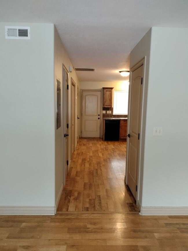 Building Photo - DARLING - 2 Bed 1.5 Bath Townhome in the M...