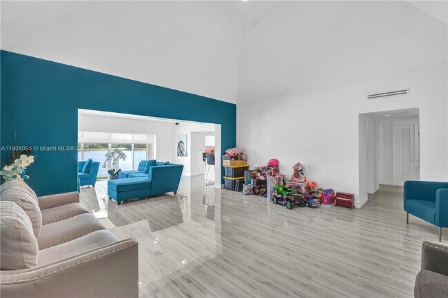 Foto del edificio - 5602 White Cedar Ln