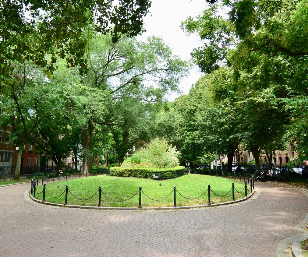 Foto del edificio - FIVE BED COBBLE HILL TRIPLEX