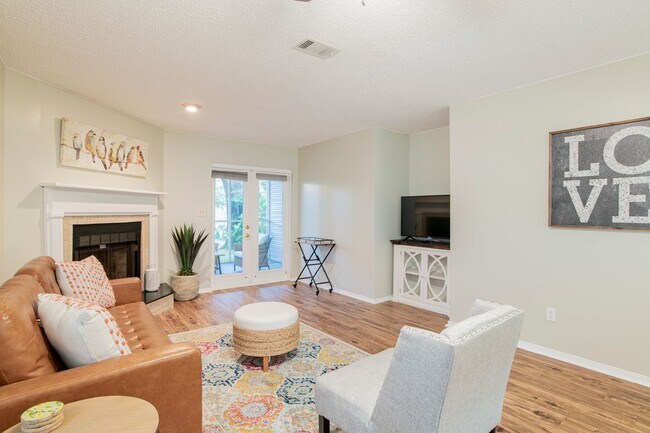 Foto del edificio - Lovely Ground-Floor Condo with Patio Near Airport