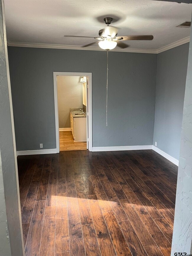 Building Photo - 803 S Vine Ave