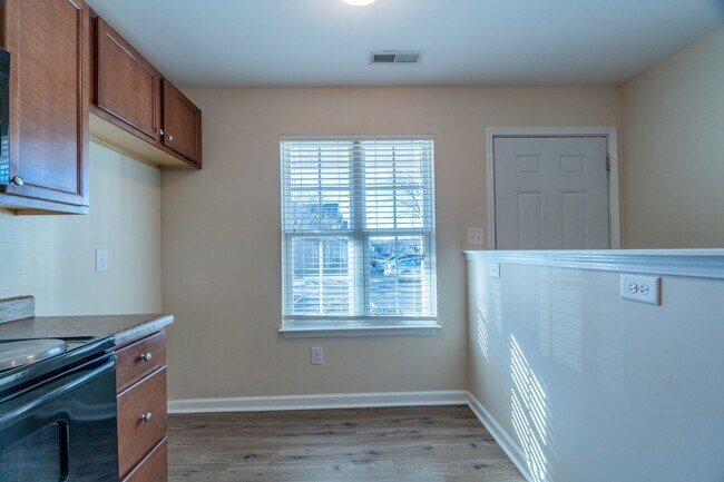 Building Photo - Charming Townhome in Greensboro, NC