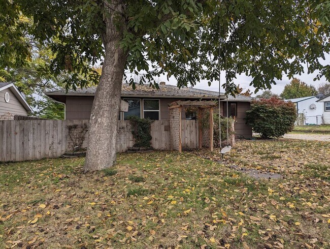 Foto del edificio - **PENDING** Spacious pet-friendly Clarksto...