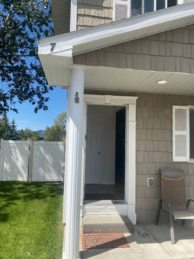 Building Photo - 3 Bedroom Victor Townhouse - Furnished