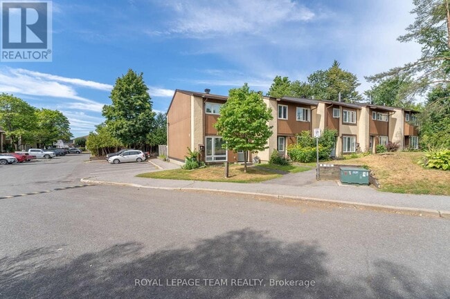 Photo du bâtiment - 3691 Albion Rd S