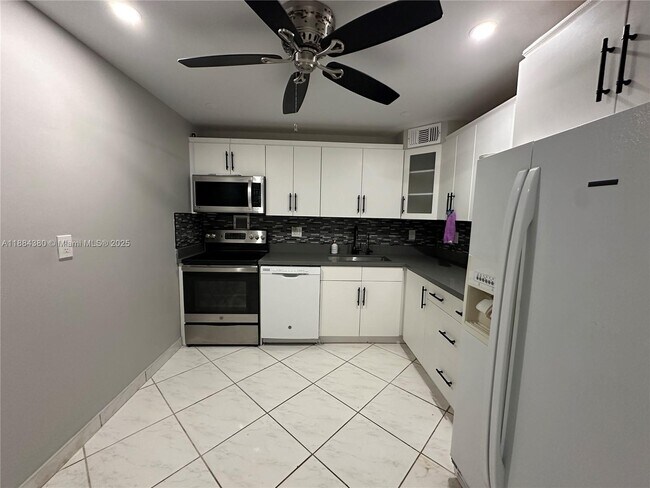 Foto del edificio - 2450 NE 135th St