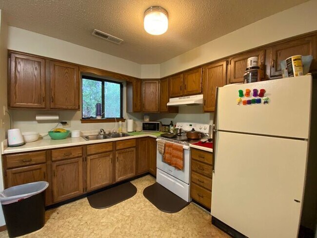 Building Photo - $975 | 2 Bedroom, 1 Bathroom APARTMENT | N...