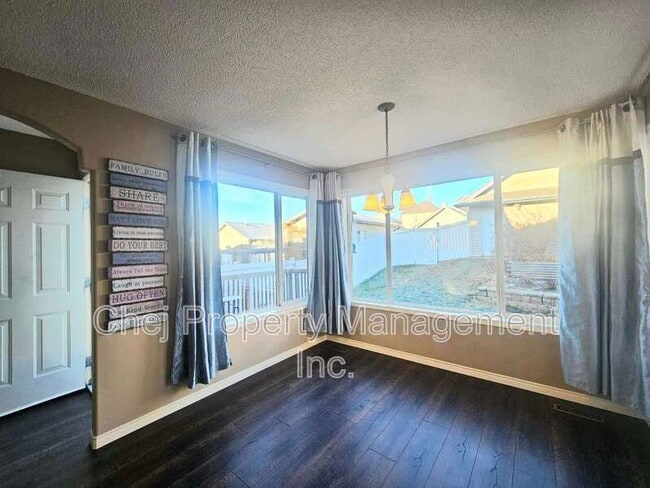 Photo du bâtiment - 1824 Tufford Way NW