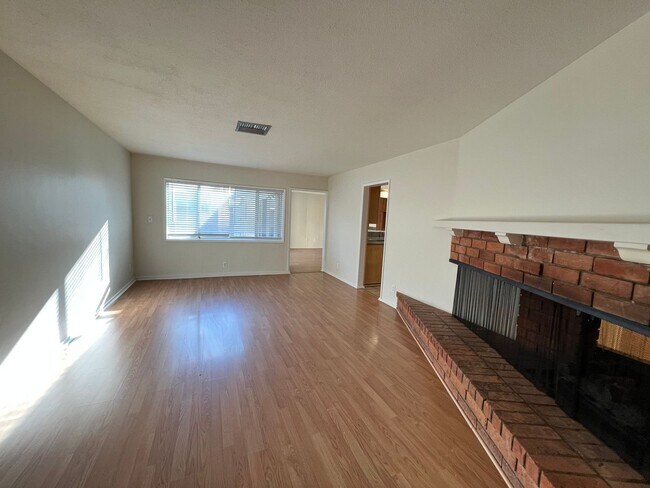 Building Photo - Large 2 Story: 5 Bedroom 5 Bath Pool Home With Family Room,