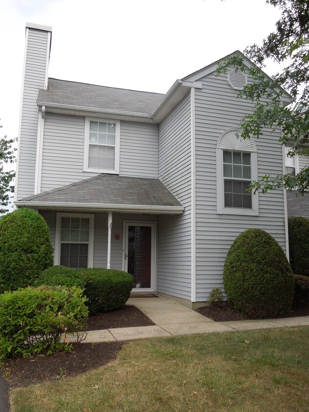 111 Everett Dr, Newtown, PA 18940 Condo for Rent in Newtown, PA