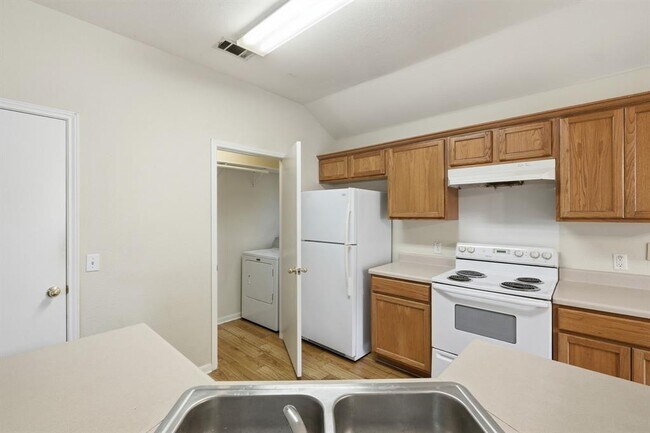 Foto del edificio - 3201D El Salido Pkwy