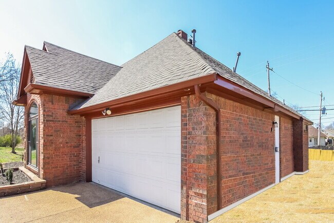 Foto del edificio - 6651 Spencer Forest Cove W