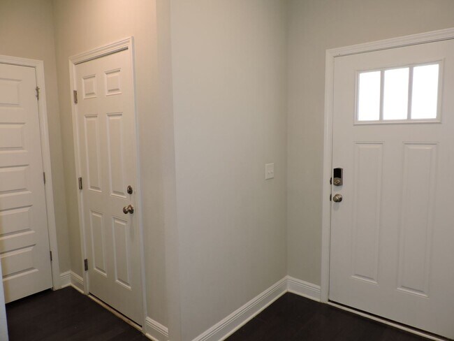 Foto del edificio - Beautiful home in gated community!