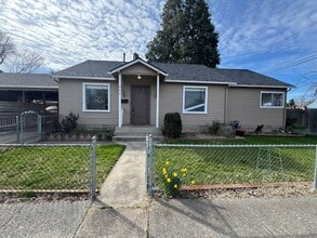 Building Photo - 906 S Peach St