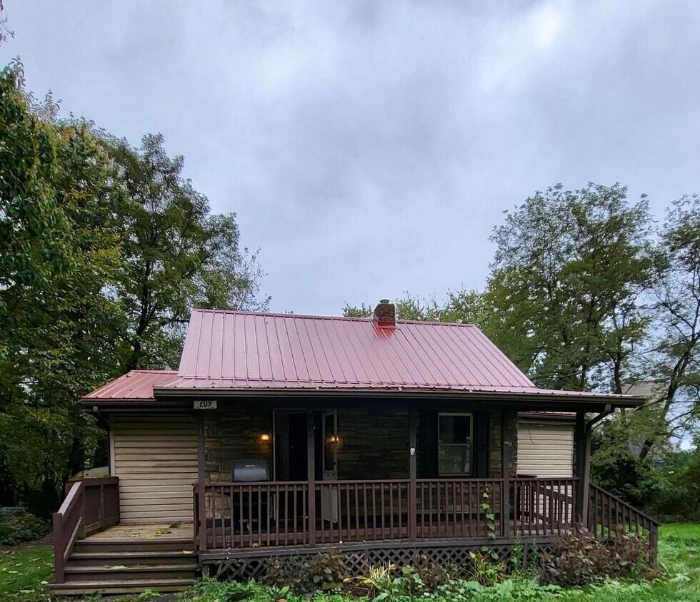Primary Photo - 3 br, 1 bath House - 209 Pleasant St