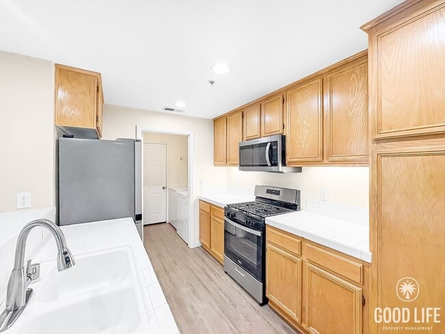 Building Photo - Beautiful 2Bd/2Ba Available In Sabre Springs