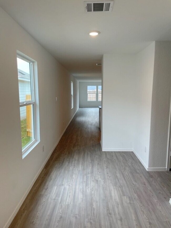 Foto del edificio - 4 Bedroom 2 Bath 1 Story Home!
