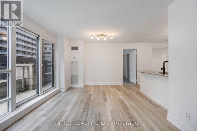 Photo du bâtiment - 763-763 Bay St.