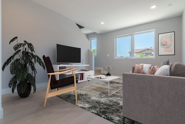 Building Photo - 635 N Harvard Blvd Los Angeles, CA 90004