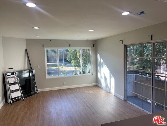 Foto del edificio - 7327 Willoughby Ave