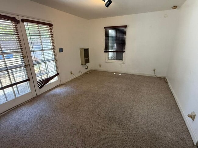 Building Photo - **STUDIO APARTMENT IN WRIGLEY AREA**  $1300MO