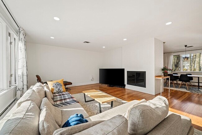 Foto del edificio - 66 Roosevelt Rd