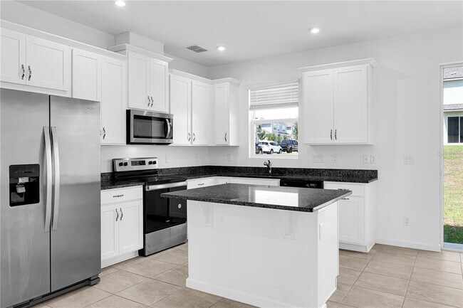Foto del edificio - 1100 Lakeshore Breeze Pl