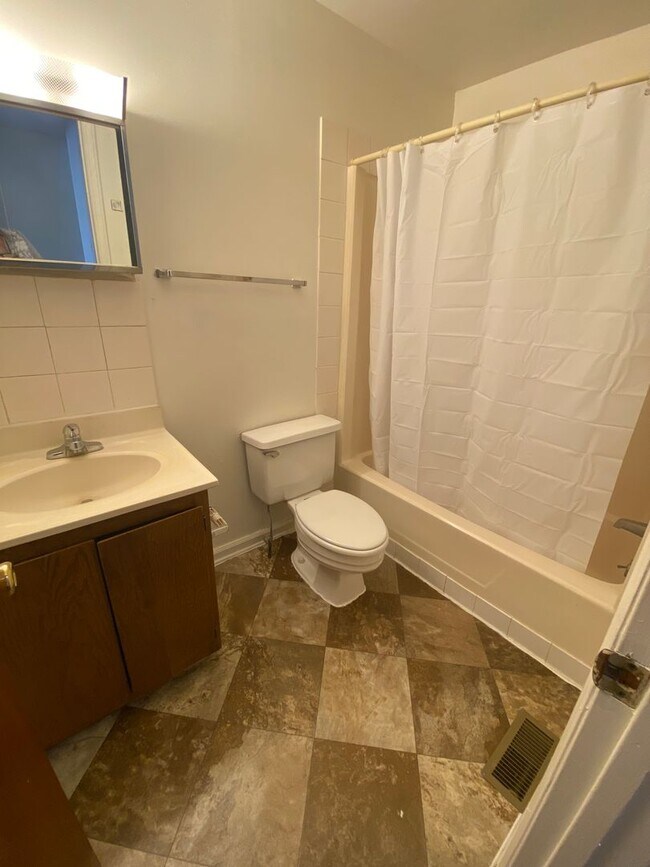Foto del edificio - REDUCED!!!! 2 bedroom, 1.5 bath end unit Townhouse near Forest Hills Shopping Center and Downtown...