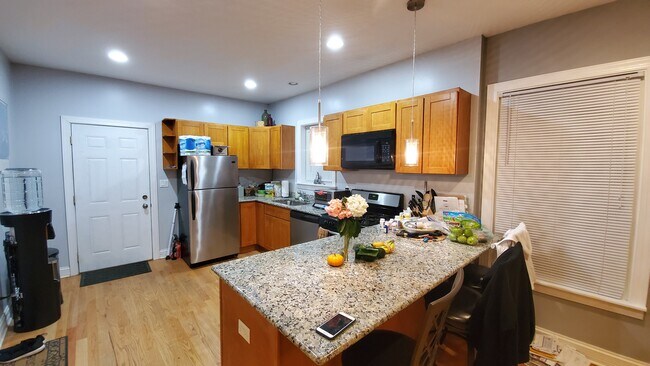 Foto del edificio - 3243 W Leland Ave