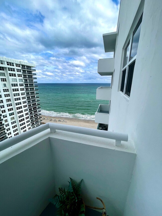 Building Photo - 3001 S Ocean Dr