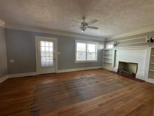 Huge Living Roon - 1019 Carson St