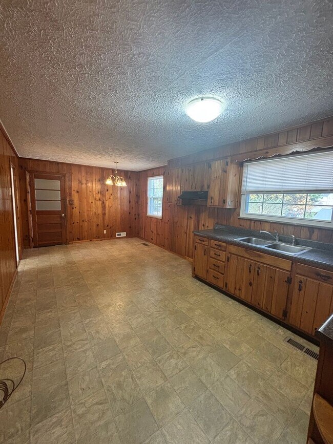 Foto del edificio - Updated 3bd/2bth home with Remodeled Maste...