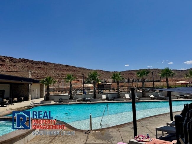 Building Photo - 4 BEDROOM Long Valley Townhome with all th...