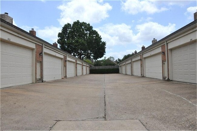 Building Photo - 712 Augusta Dr