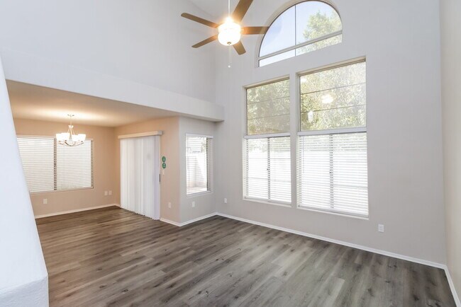 Building Photo - 425 S Sunrise Dr