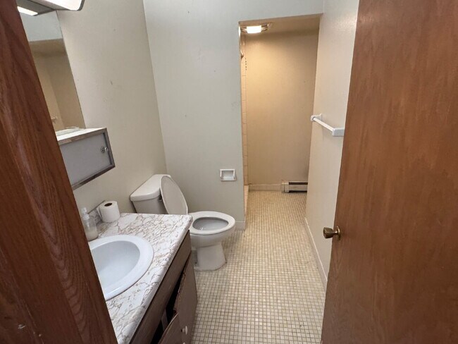 Foto del edificio - 2-Bed, 2-Bath Condo in Brown Deer