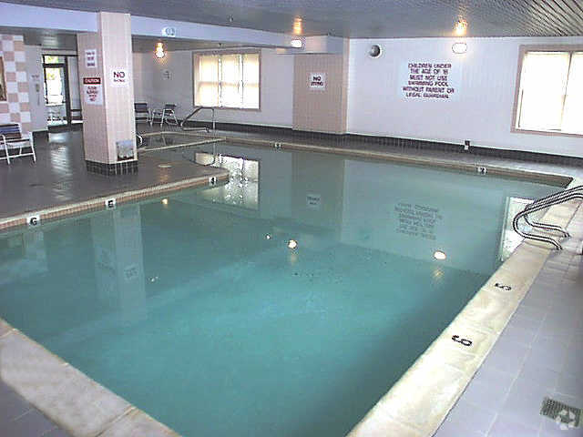 En el interior de la piscina - Oxford Court Apartments