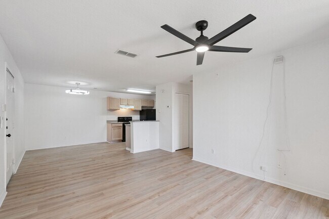 Foto del edificio - 8813 Latrec Ave