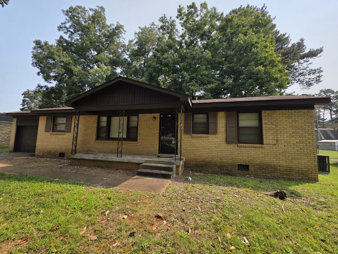 Primary Photo - 4204 Lakeview Dr NW