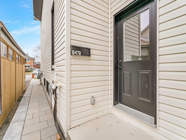 Building Photo - Parking included - 3 bed, 3 bath - Available on Oct. 1st