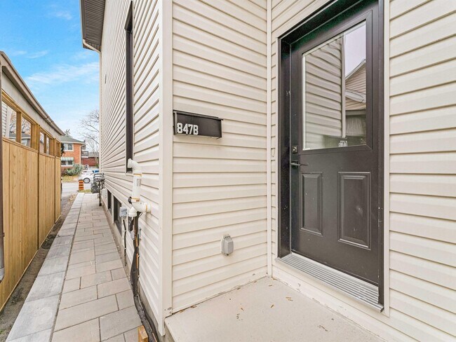 Photo du bâtiment - Parking included - 3 bed, 3 bath - Available on Oct. 1st